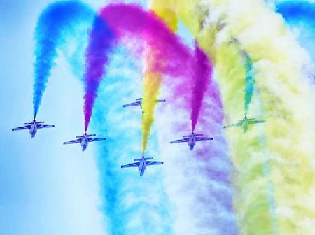 K8飛機進行飛行表演。