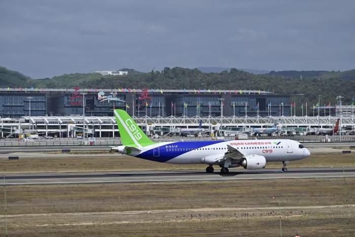 剛剛國產(chǎn)大飛機c919及支線客機ARJ21飛抵三亞，稍后，將從三亞啟程飛往新加坡，參加新加坡航展 攝影曹楠 (5)