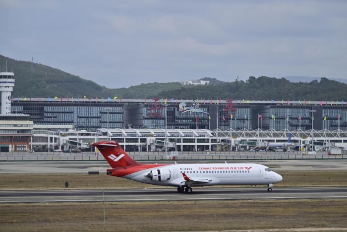 剛剛國產(chǎn)大飛機c919及支線客機ARJ21飛抵三亞，稍后，將從三亞啟程飛往新加坡，參加新加坡航展 攝影曹楠 (9)